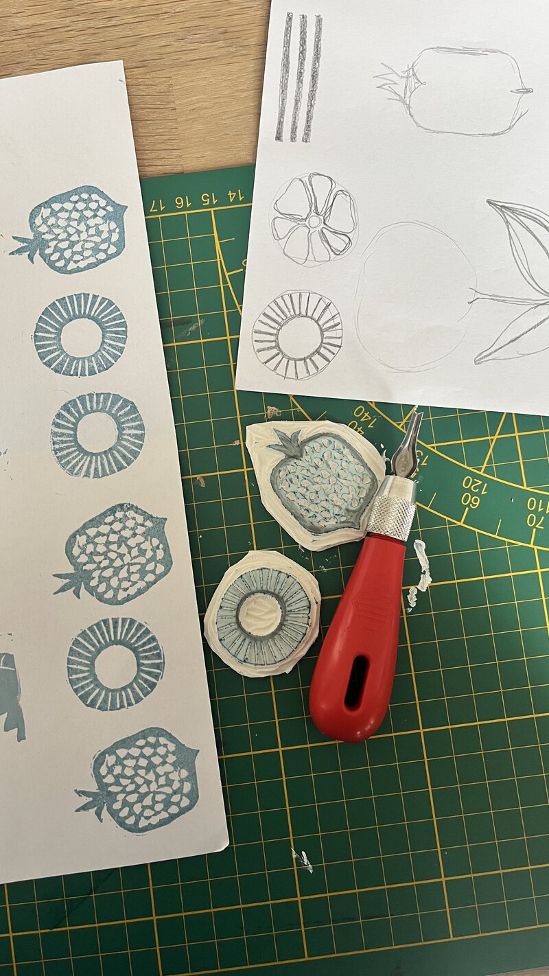 Een zon en een granaatappel stempel gemaakt tijdens een blockprint workshop, eerst testen.