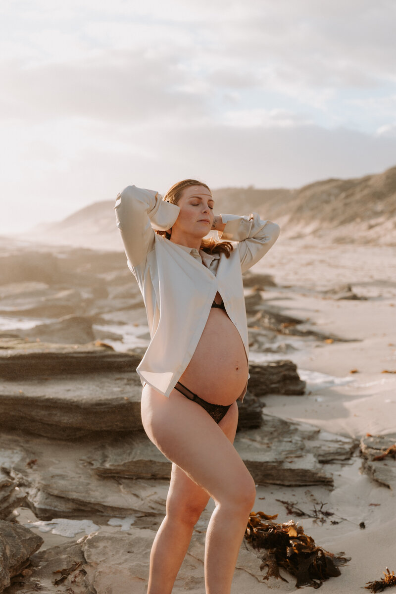 Maternity shoot capturing genuine emotions

