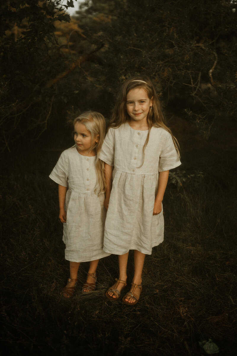 Gezinsfotografie in Nijlen tijdens golden hour – pure, spontane momenten vastgelegd in de heide.