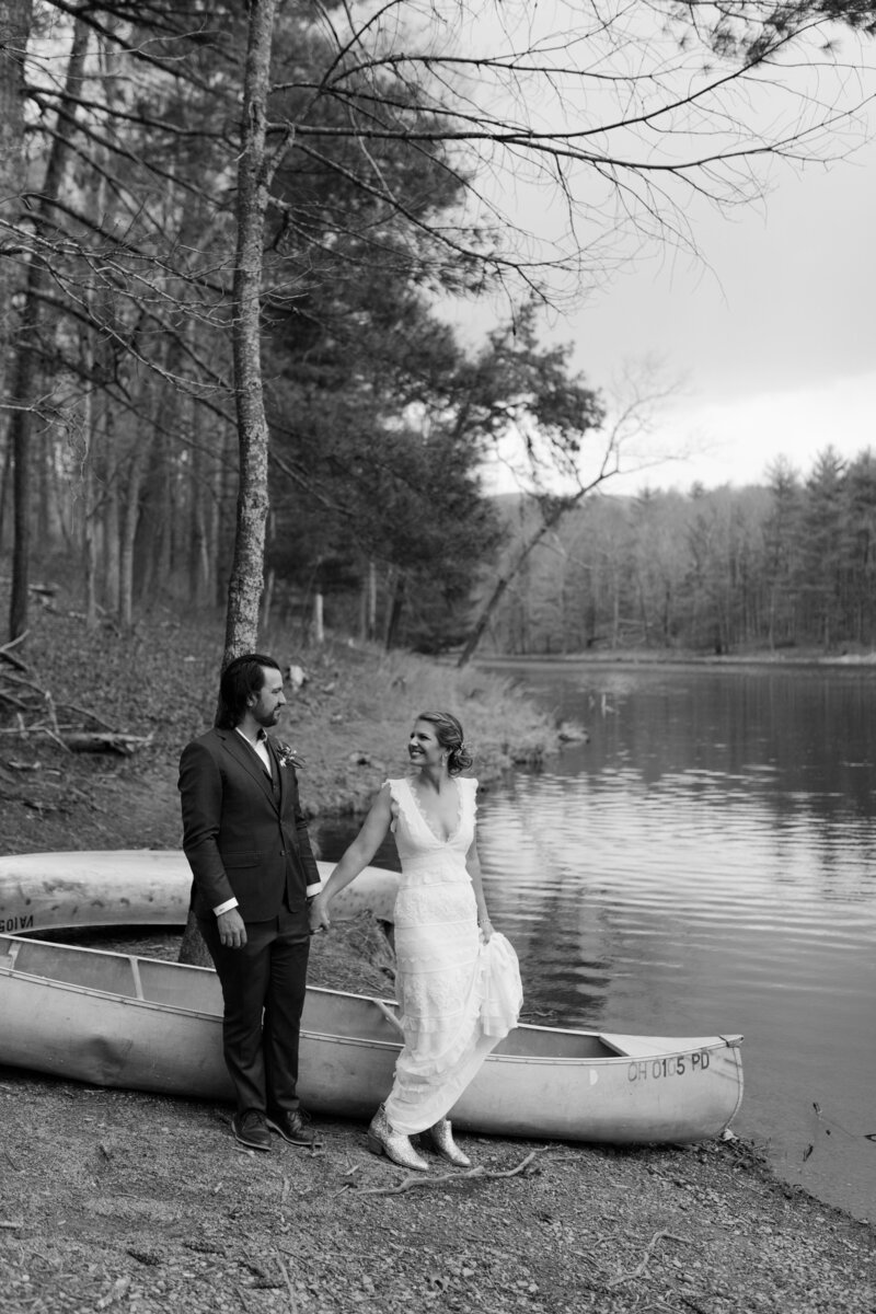 montfair-resort-farm-wedding-canoe-photo
