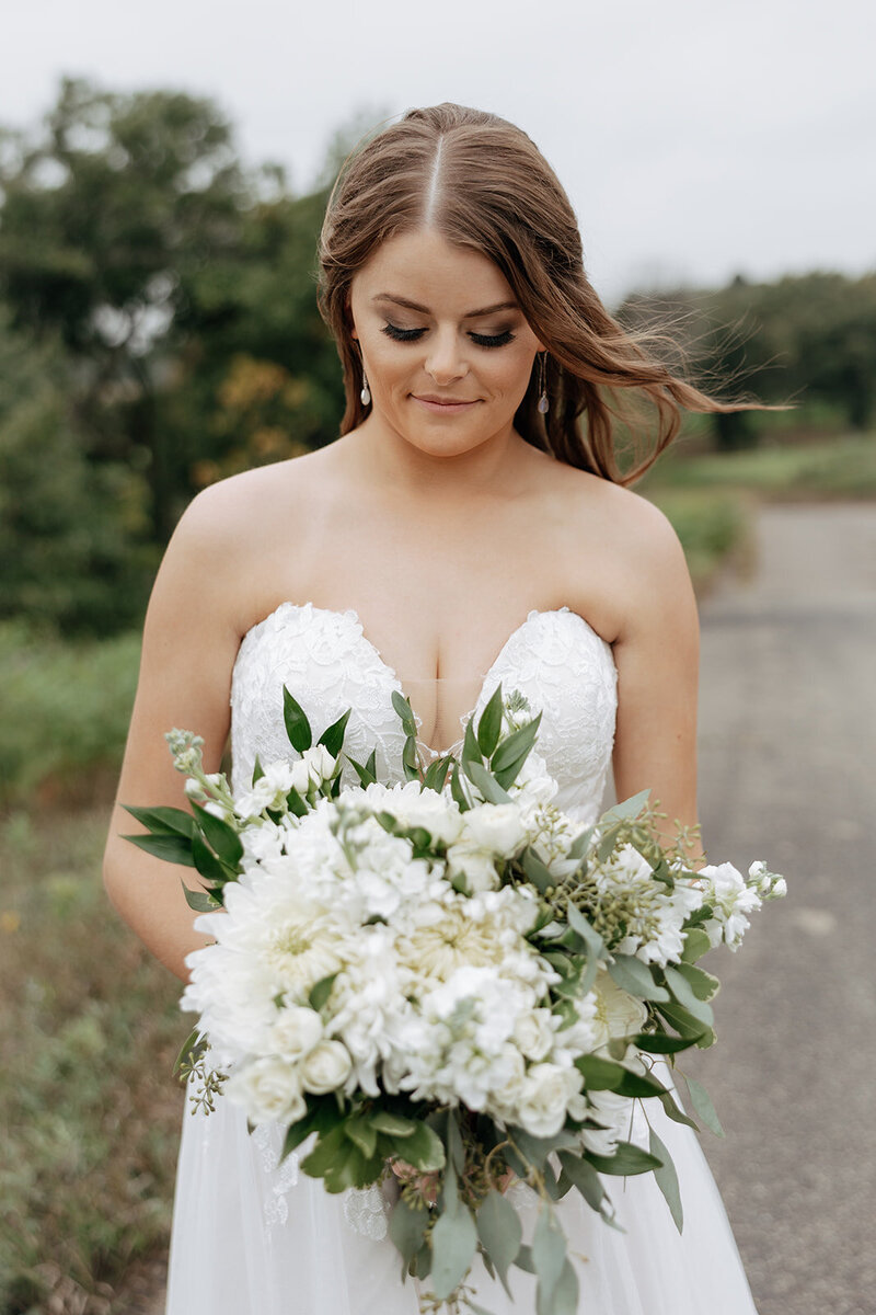 Bride with bouquet at Royal Golf Club