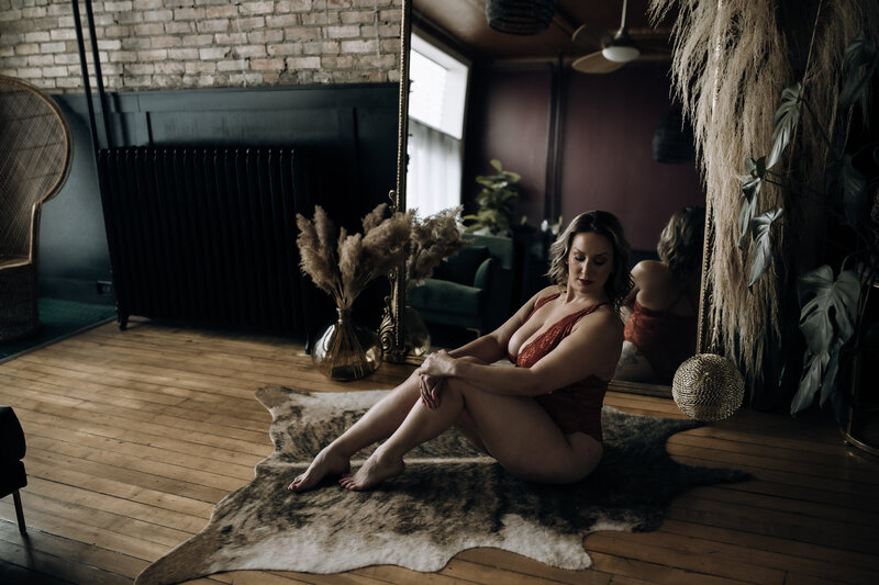 woman-sitting-on-floor-photography-studio