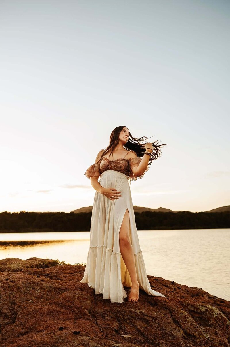 fort-worth-flowy-dress-maternity-photography-outdoor-sunset-session-paula-goforth