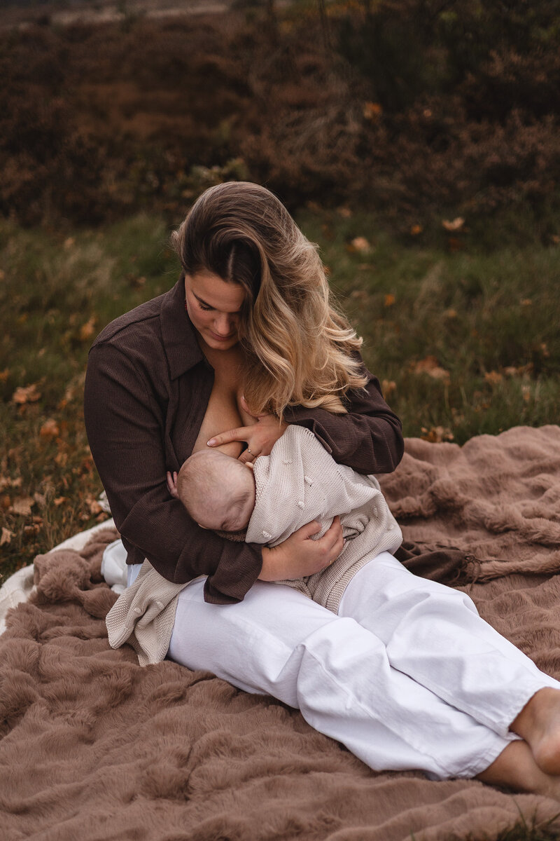 Motherhood shoot buiten bloemen 