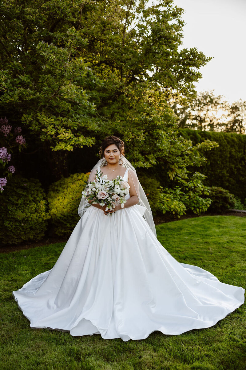 Bride holding bouquet of flowers