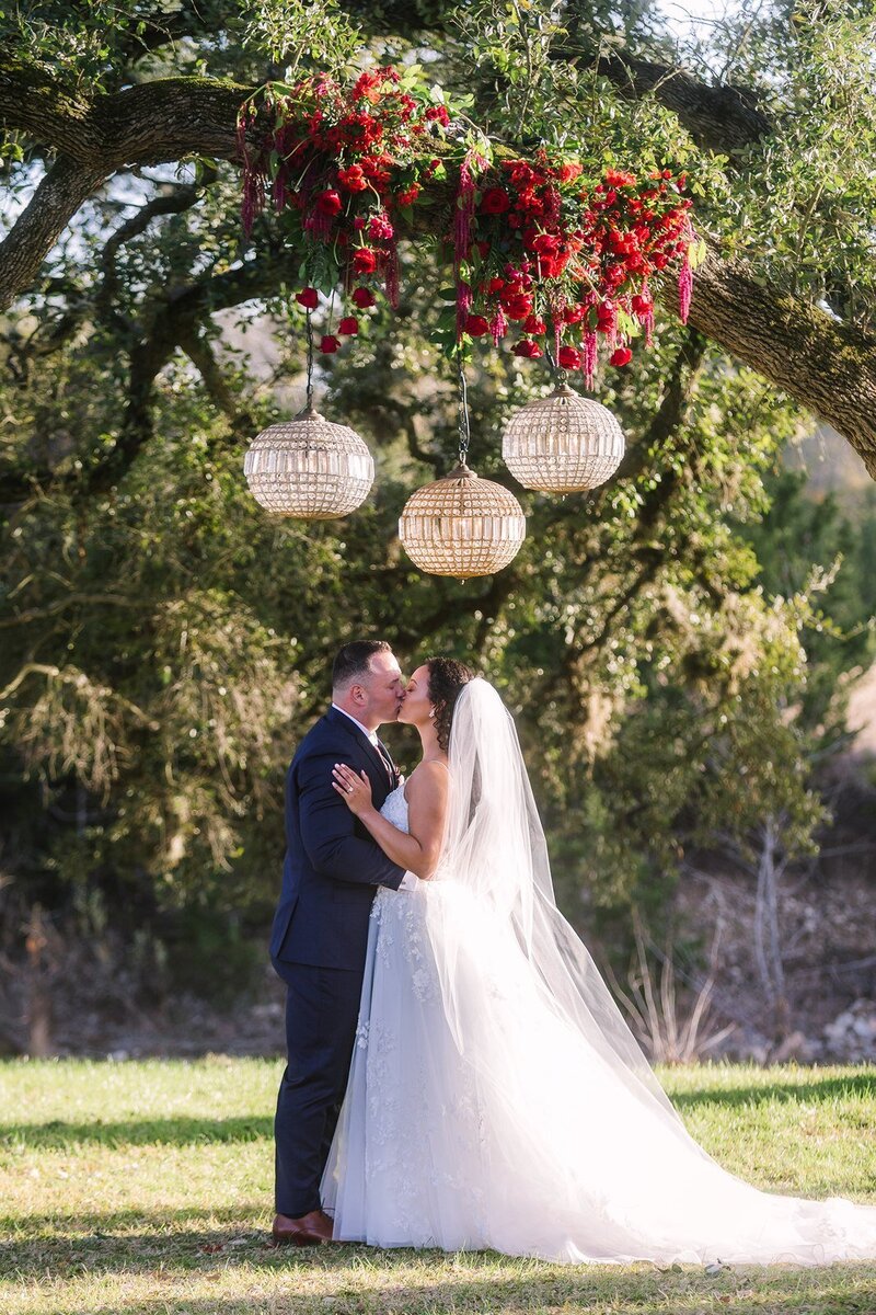 oak-tree-bride-groom-outdoor-venue-texas