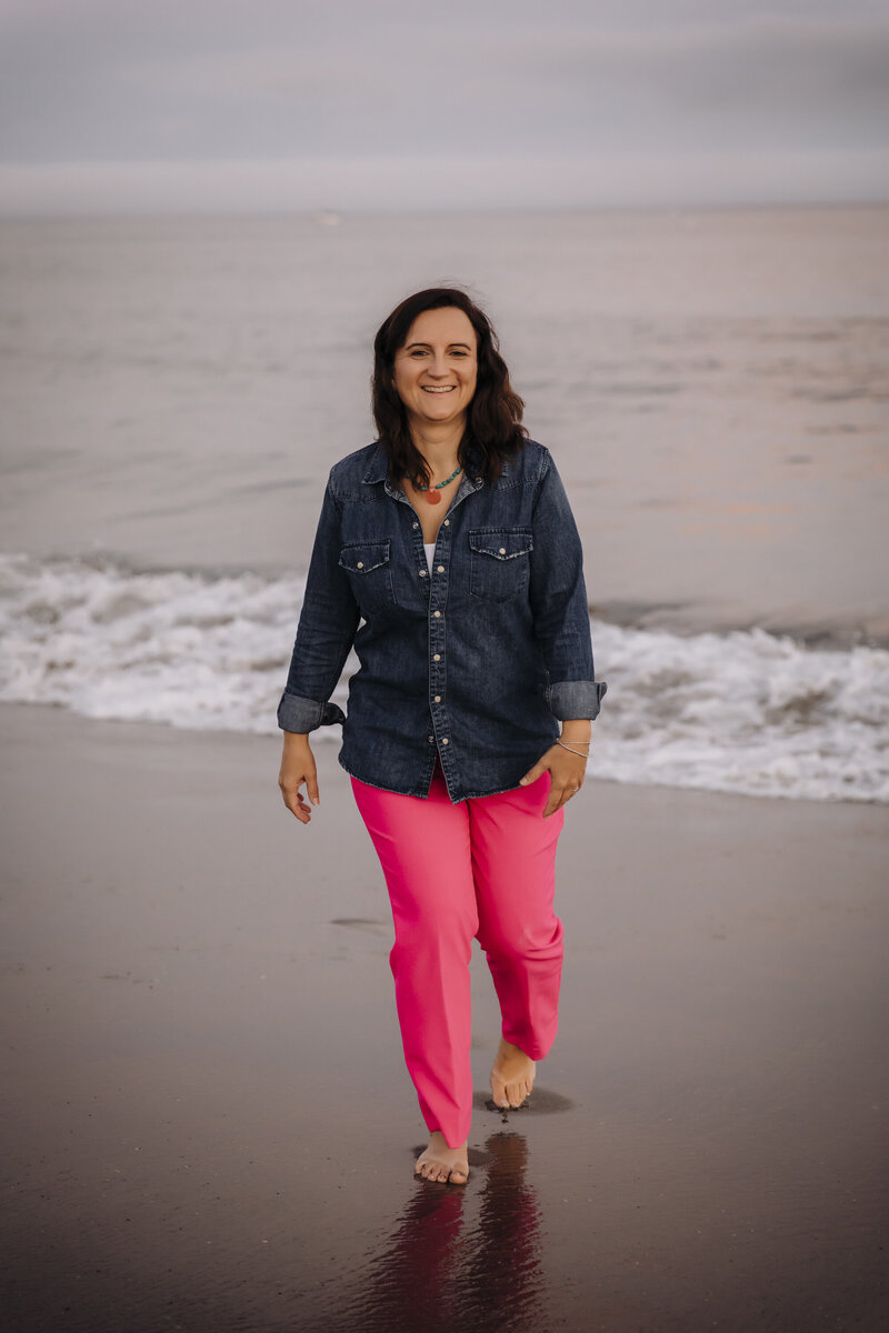 Yvonne, midwife and founder of Wunderbirth, smiling on the beach in Oahu