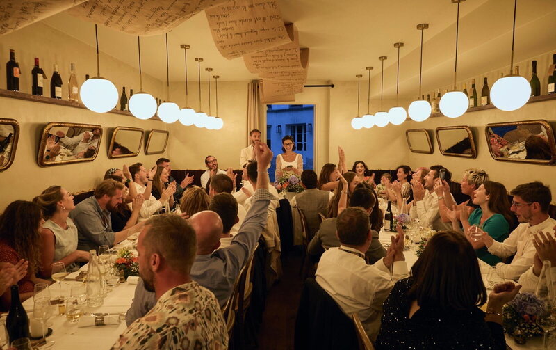 Mariés célébrant leur mariage au Bistro des Poèmes, accompagnés d’un pianiste en live dans une atmosphère poétique et romantique