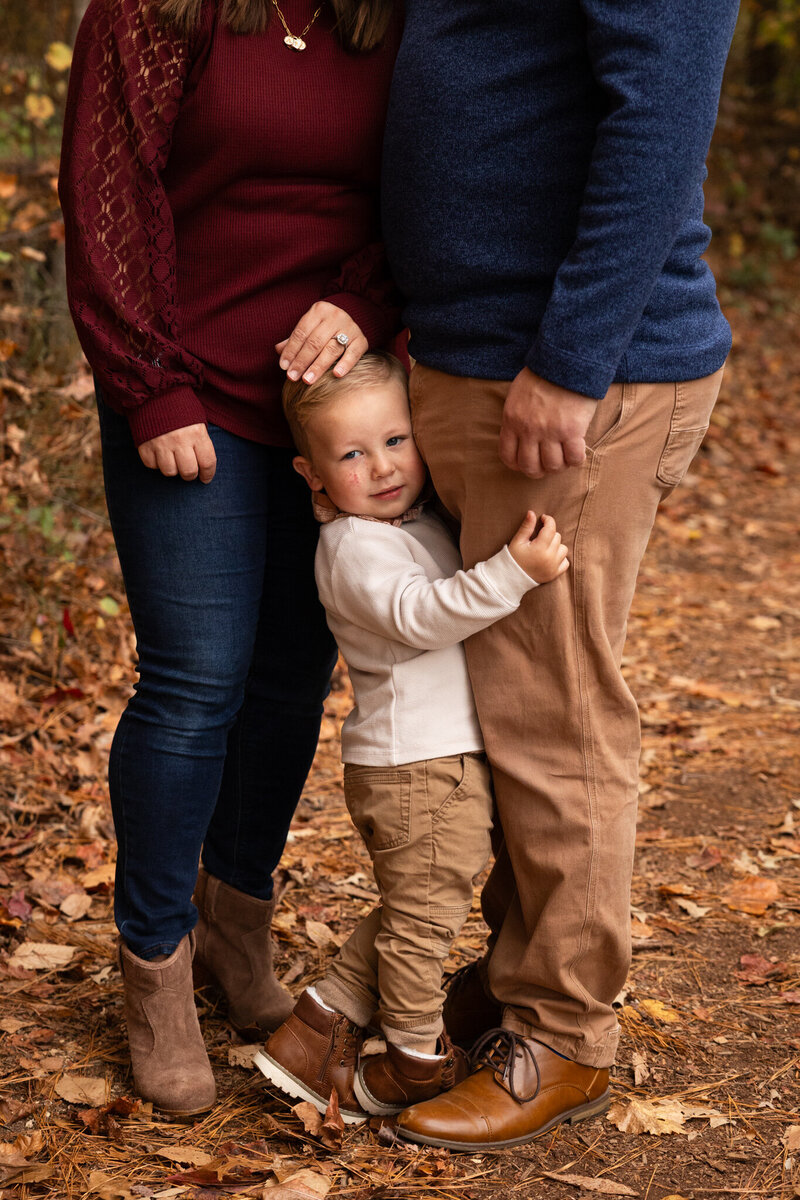 LightCreative_202411_BrandiAlex_RaleighFallMiniSession_HistoricYatesMillCountyPark_RaleighFamilyPhotographer_009_blog