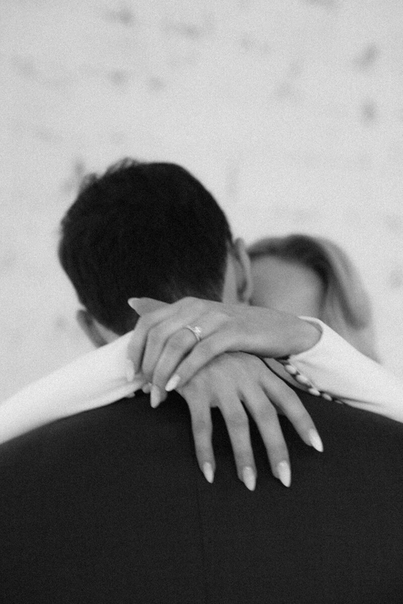 Documentary wedding photography images of the first look by the wedding photographer Hannika GabrielssonDocumentary wedding photography images by the wedding photographer Hannika Gabrielsson