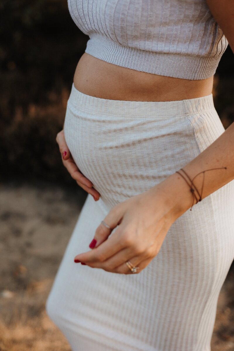 Babybauch von der Seite fotografiert