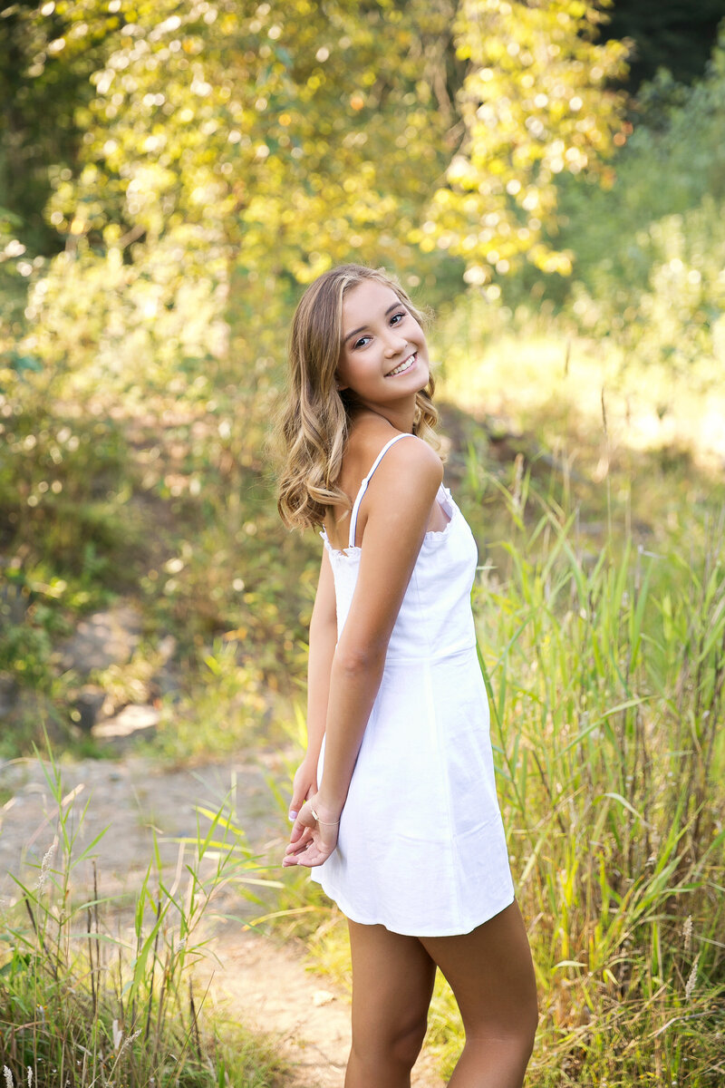 Natural senior pictures in summer at a park in Seattle by Nancy Chabot