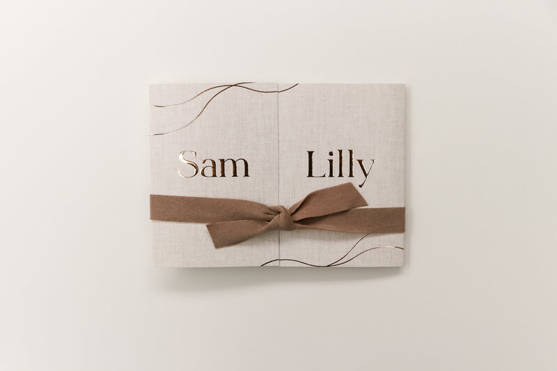 Tweeluik-linnenlook-geboortekaartje-tweeling-sam-lilly-en-goudfolie-6