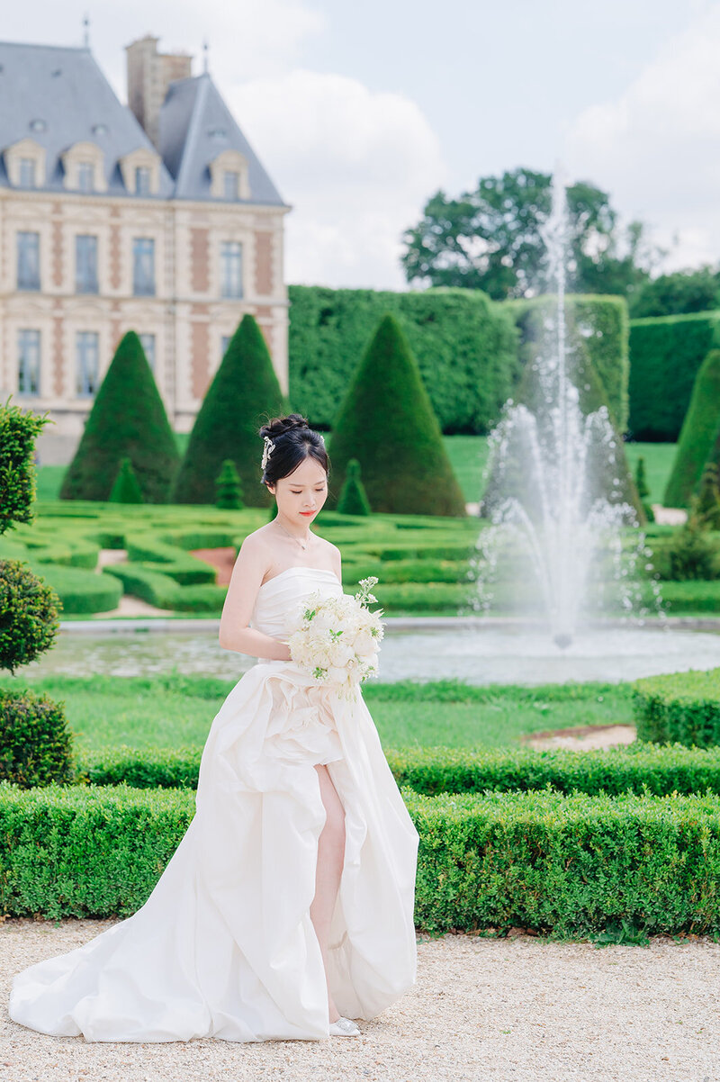 Morgane Ball Photographer pre wedding Paris photoshoot french chateau des sceaux bride