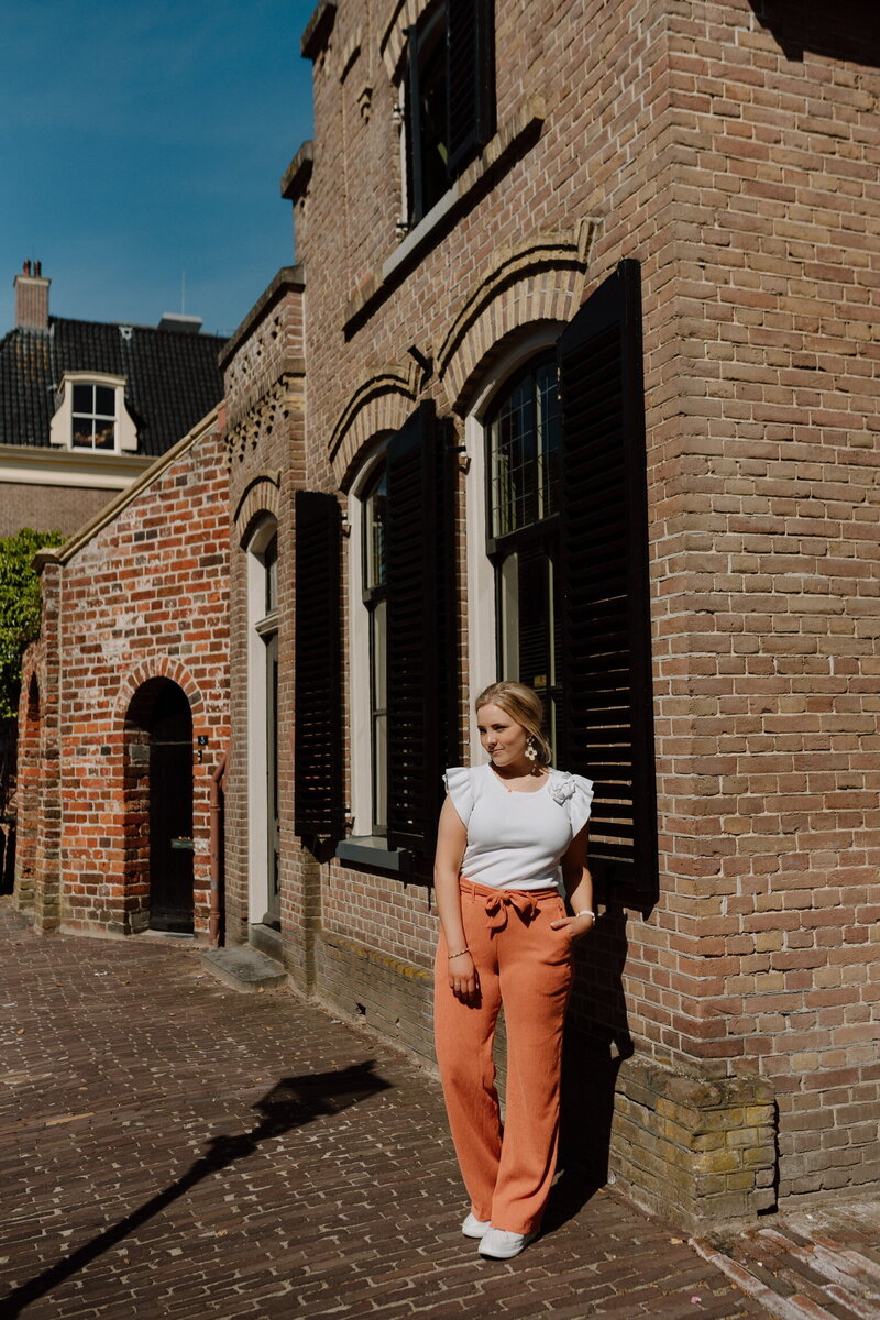 Enthousiaste trouwfotograaf Marith tijdens een bruiloft in Overijssel