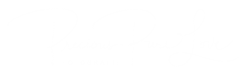 A logo in color white it says PreciousPureLove Fotografie