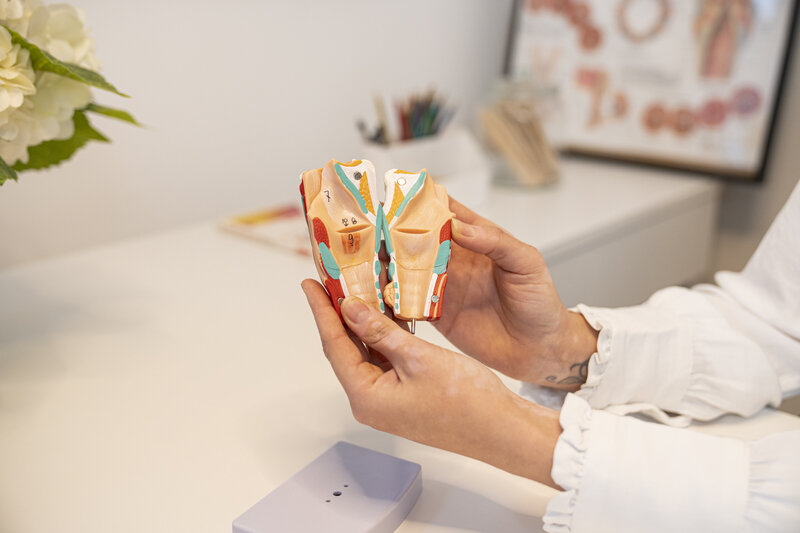 Logopädin präsentiert fachkundige Materialien zur Unterstützung individueller Therapiepläne.