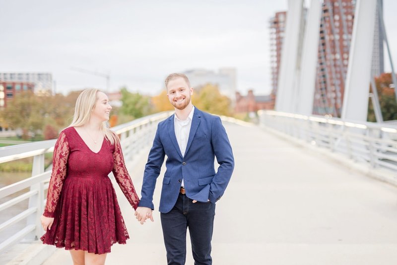 downtown-columbus-ohio-fall-engagement-photos-at-the-scioto-mile_1141