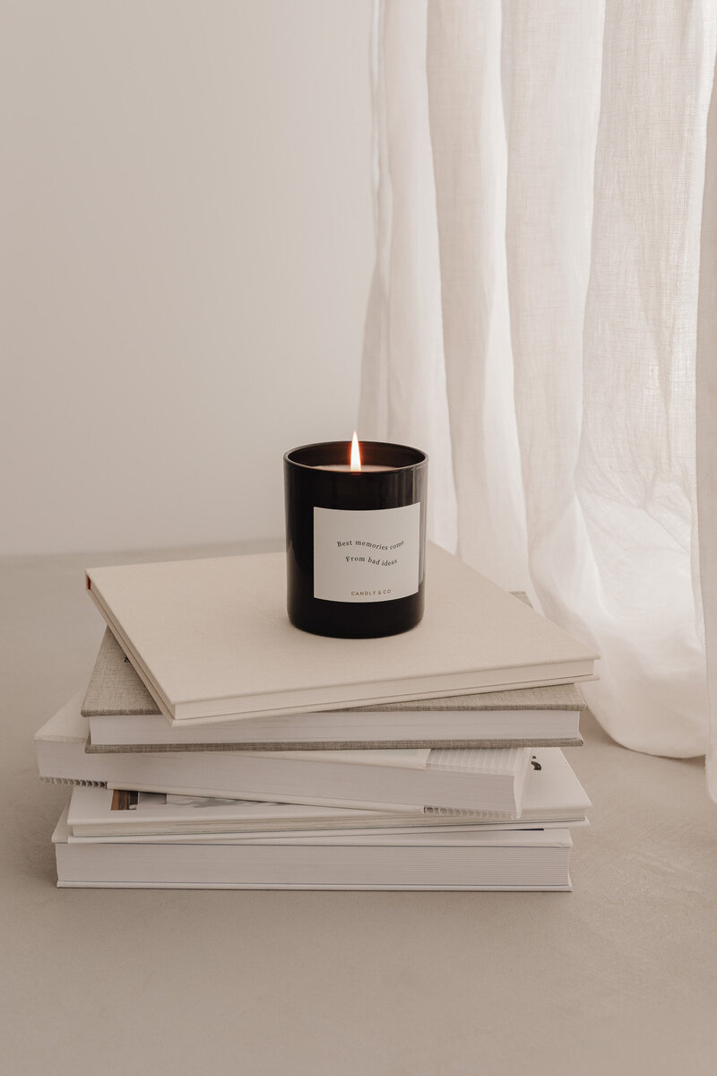 kaboompics_home-decorations-beige-armchair-candles-book-blanket-32092