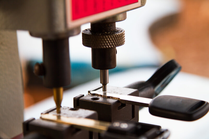 mujer viaja en auto segura con su copia de llave