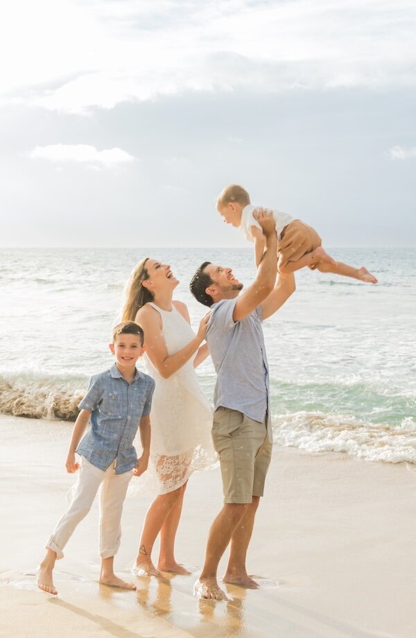 Photo of family getting family photos in Maui