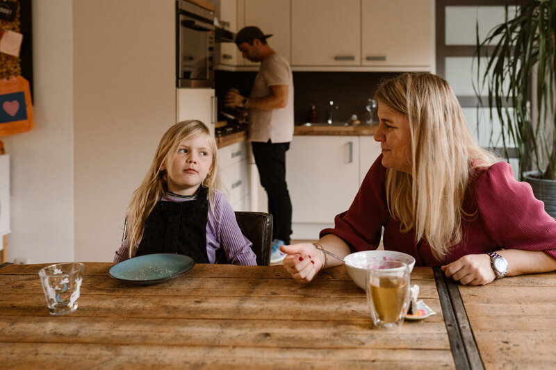 Gezinsfoto tijdens het ontbijt mama papa en dochters