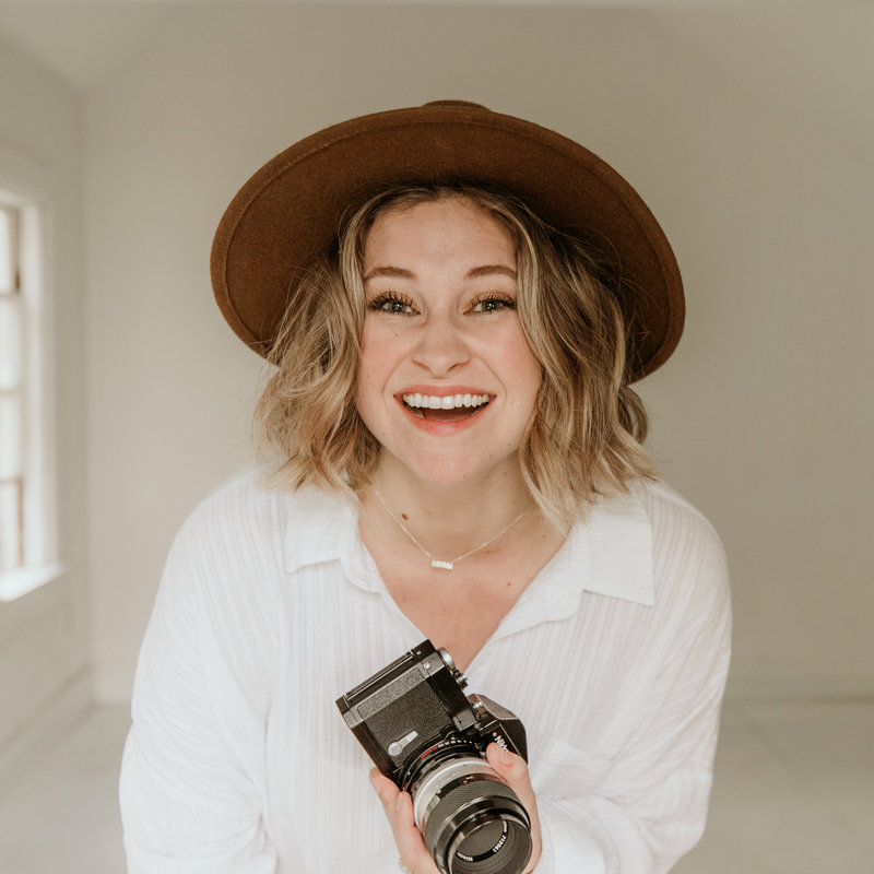 Elisabeth Eden  is a photographer in Fargo, ND serving small businesses and brands in the upper midwest and beyond.