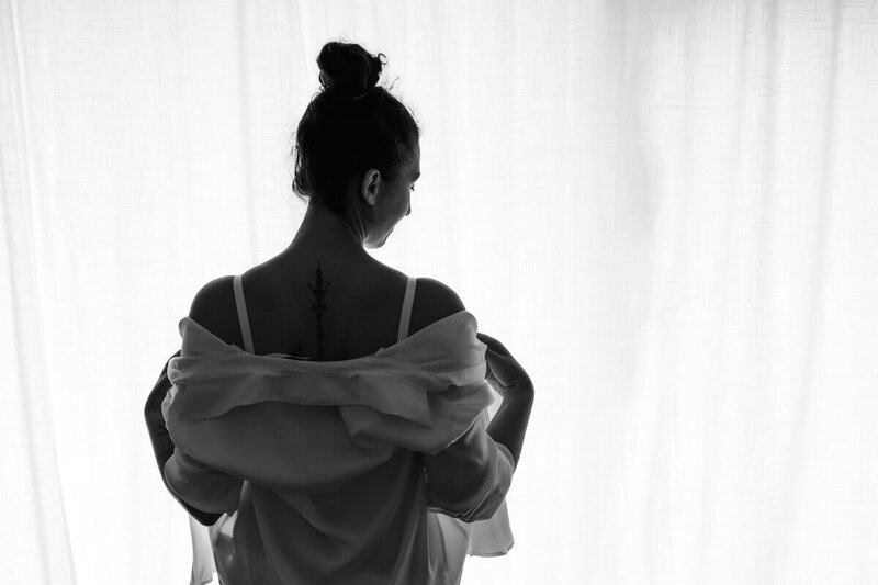 Sensuele boudoirfoto in zachte natuurlijke lichtinval – pure vrouwelijkheid