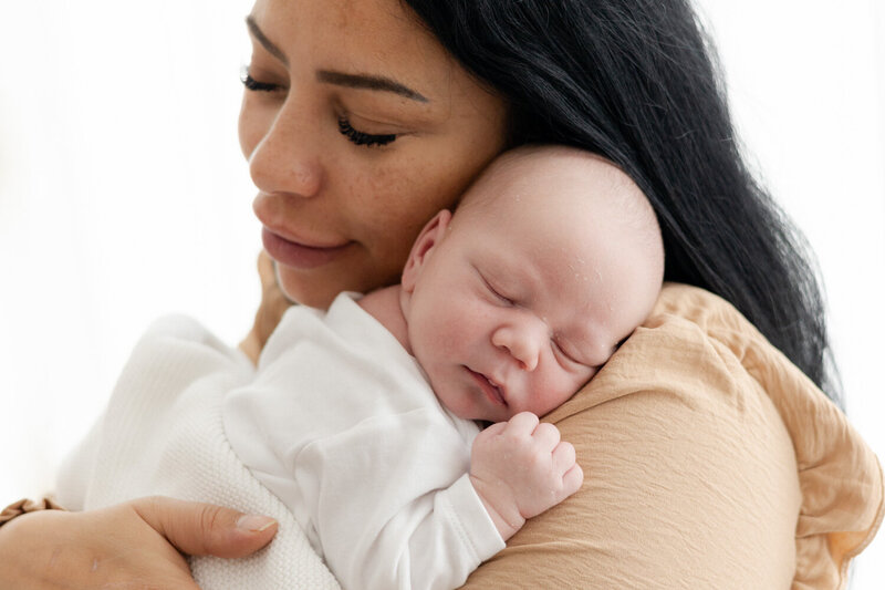 Newbornfoto met moeder en baby. Newborn shoot aan huis Tilburg