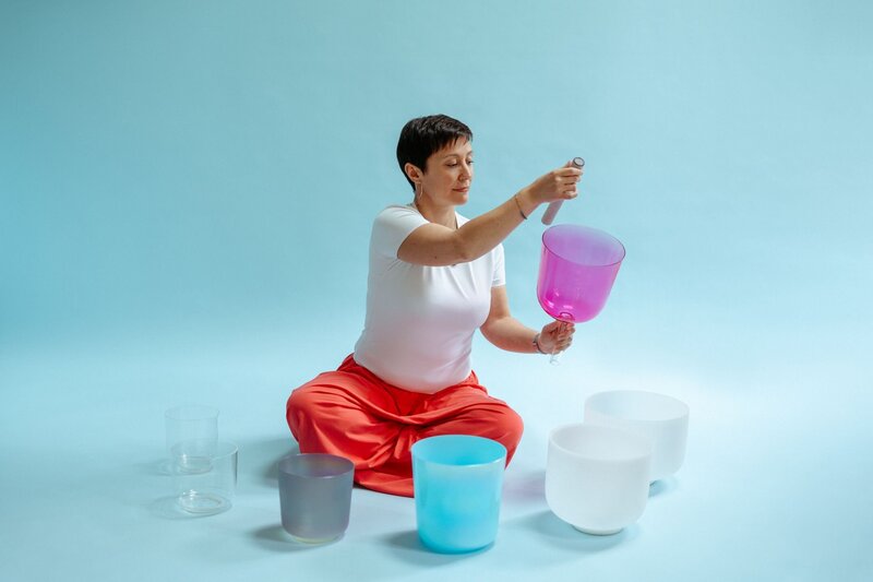 Leslie en train de jouer des bols chantants en cristal de quartz