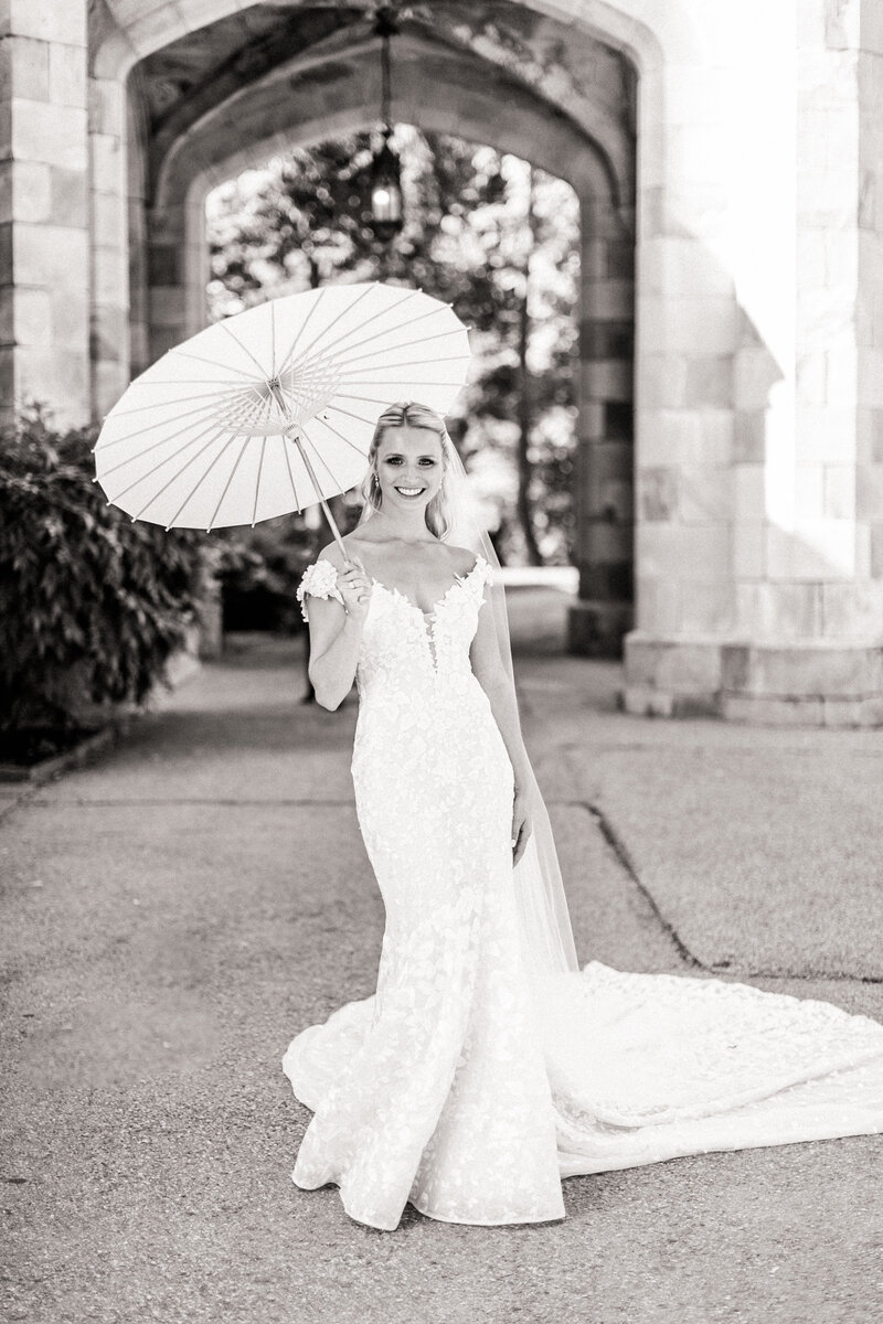 Lyndhurst-Mansion-New-York-bride-white-umbrella