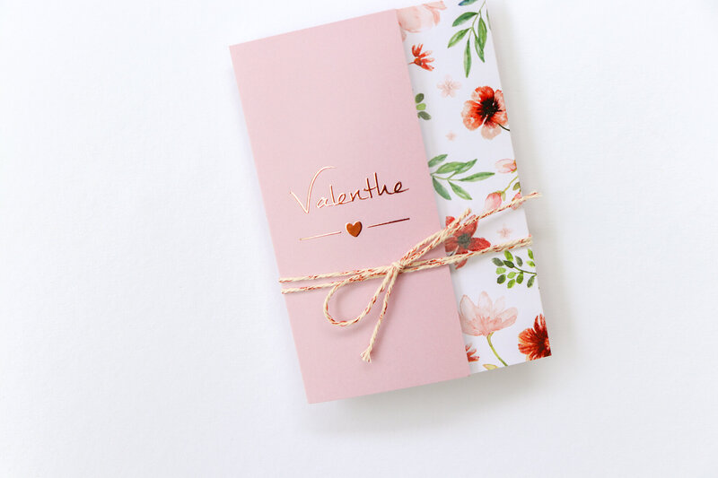 Tweeluik-geboortekaartje-Valentje-met-waterverf-bloemen-en-koperfolie-3