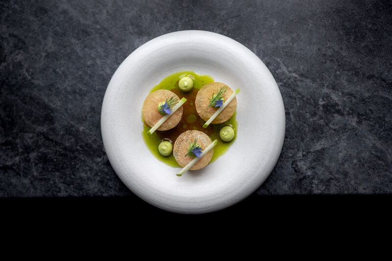 Gerecht hamachi met appel, yuzu dressing. Kleurrijk gerecht door fine dining chef Niels Schievink Groningen. Foodfotografie door Dorien Paymans