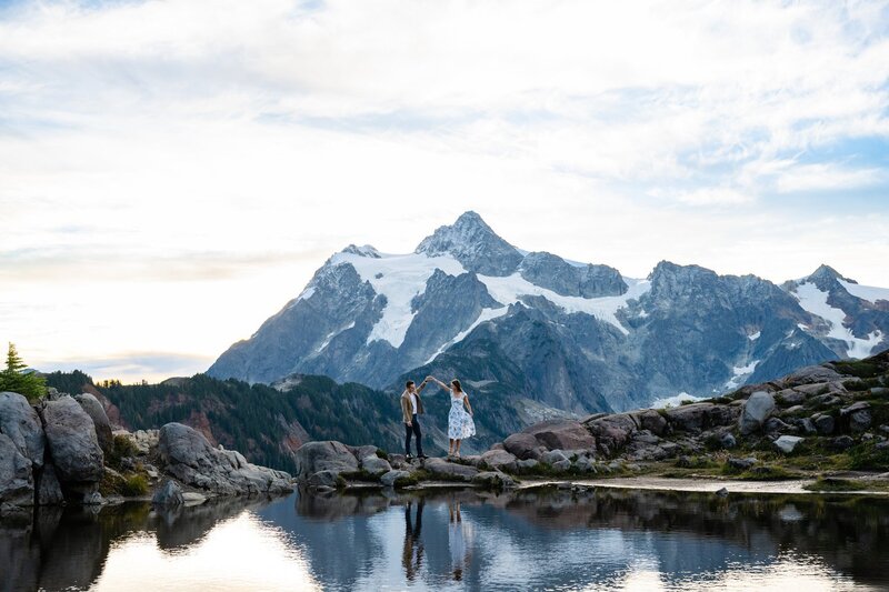 adventure engagement photoshoot at mount baker artist point