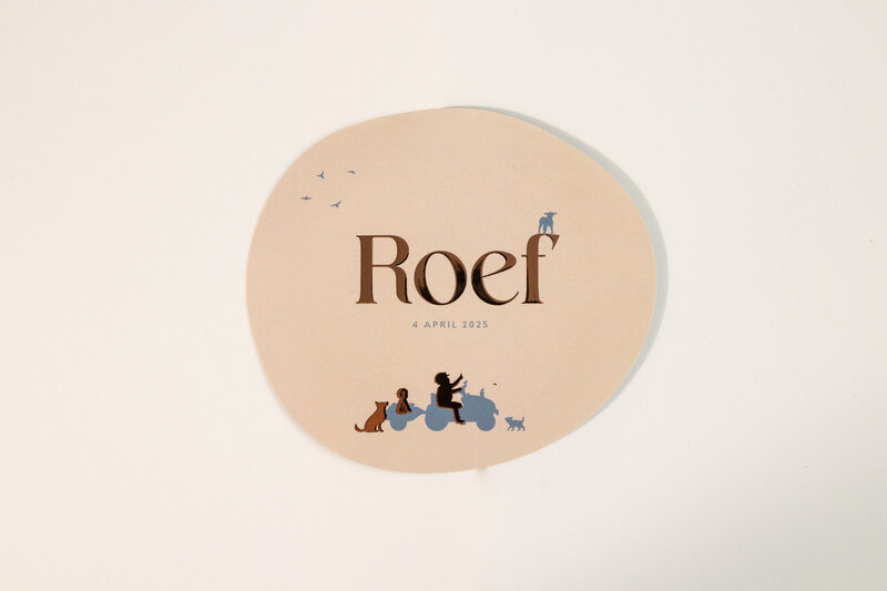 Geboortekaartje-organische-vorm-met-koperfolie-en-silhouette-Roef-3