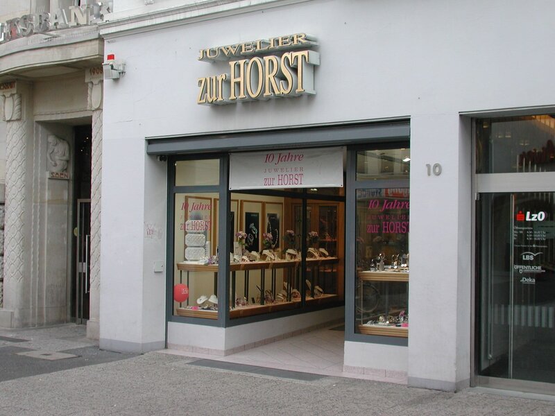 Fassade des Juweliergeschäfts zur Horst am Lefferseck in Oldenburg – von 1995 bis 2012 ein Ort für ein breites Sortiment, von Schmuck bis hin zu hochklassigen Uhren