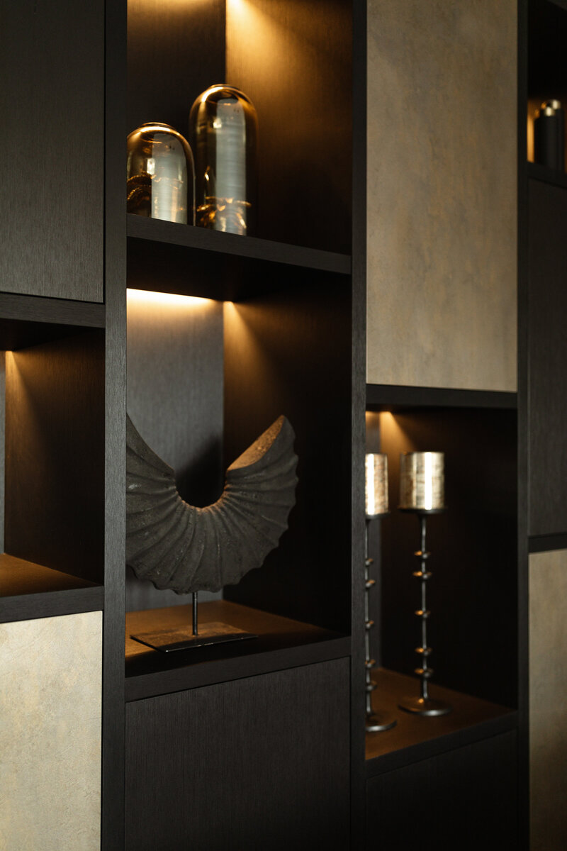 Luxe kastopstelling met ingebouwde verlichting en stylingdetails, uitgevoerd in donkere houttint.