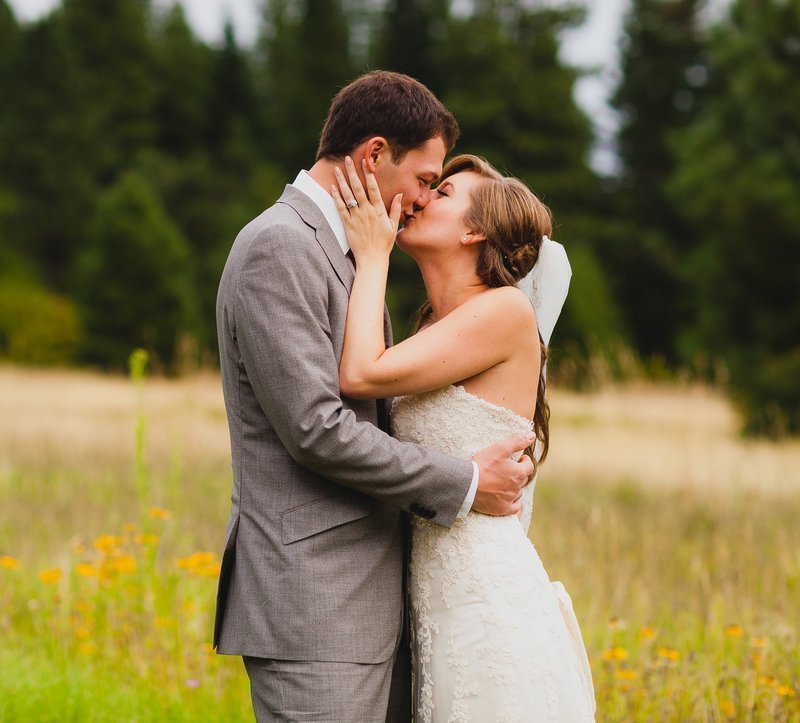 Snohomish wedding photographer captures bride and groom kissing in the mountains