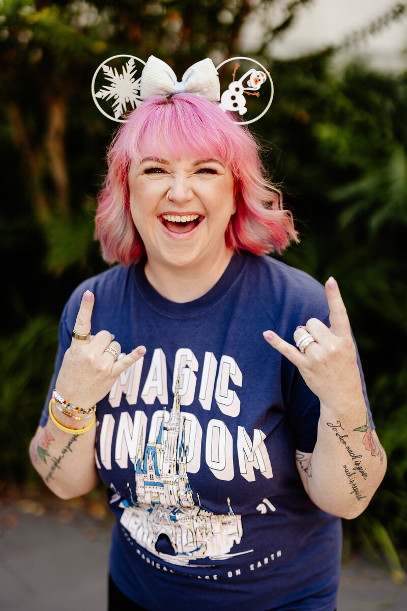 Ashley Ebert and Dale Henry smile for photo on a settee