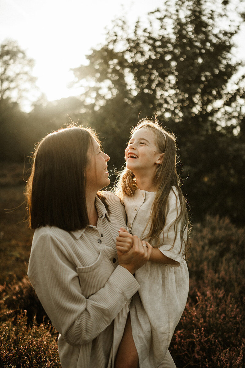 Gezinsfotografie in Nijlen tijdens golden hour – pure, spontane momenten vastgelegd in de heide.