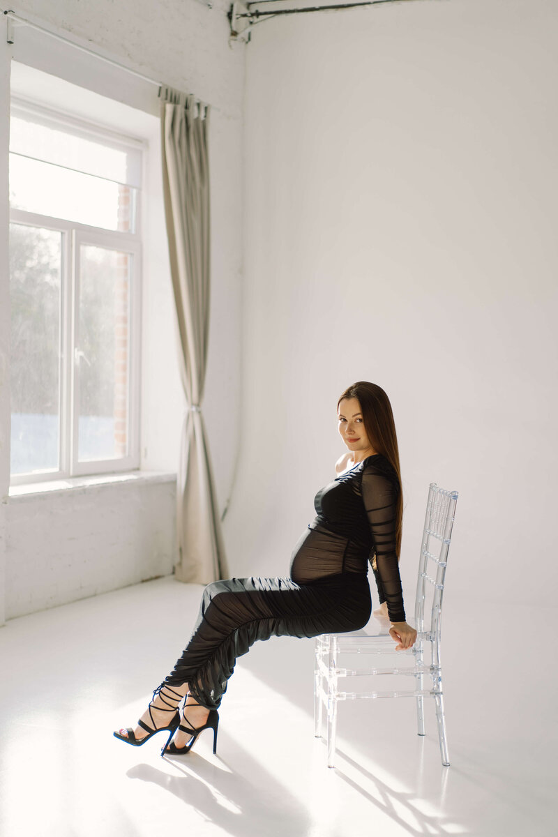 cute-young-pregnant-girl-sitting-white-studio-warm-light (5) (1)