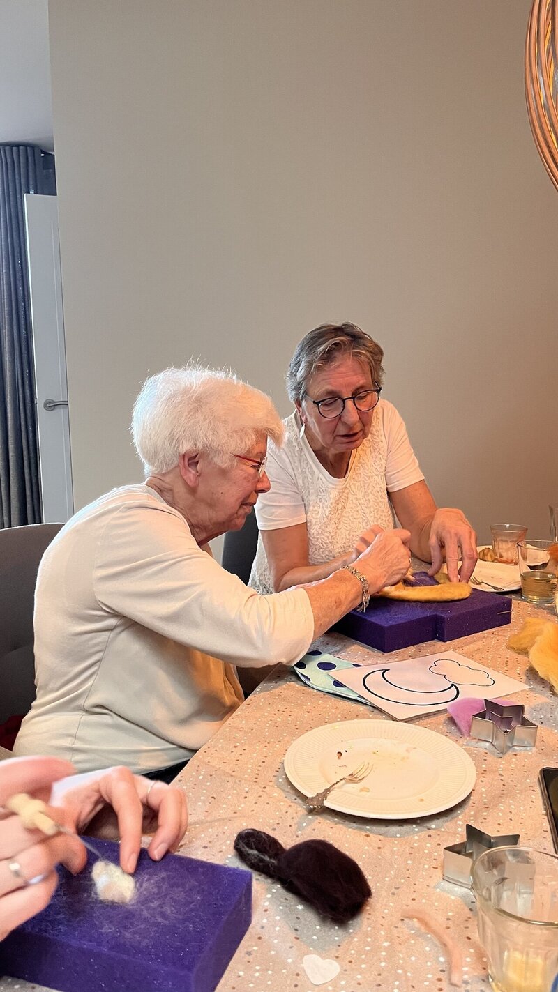 Naaldvilten is voor alle leeftijden geschikt. Hier zijn oma en schoonmoeder bezig tijdens een workshop. 
