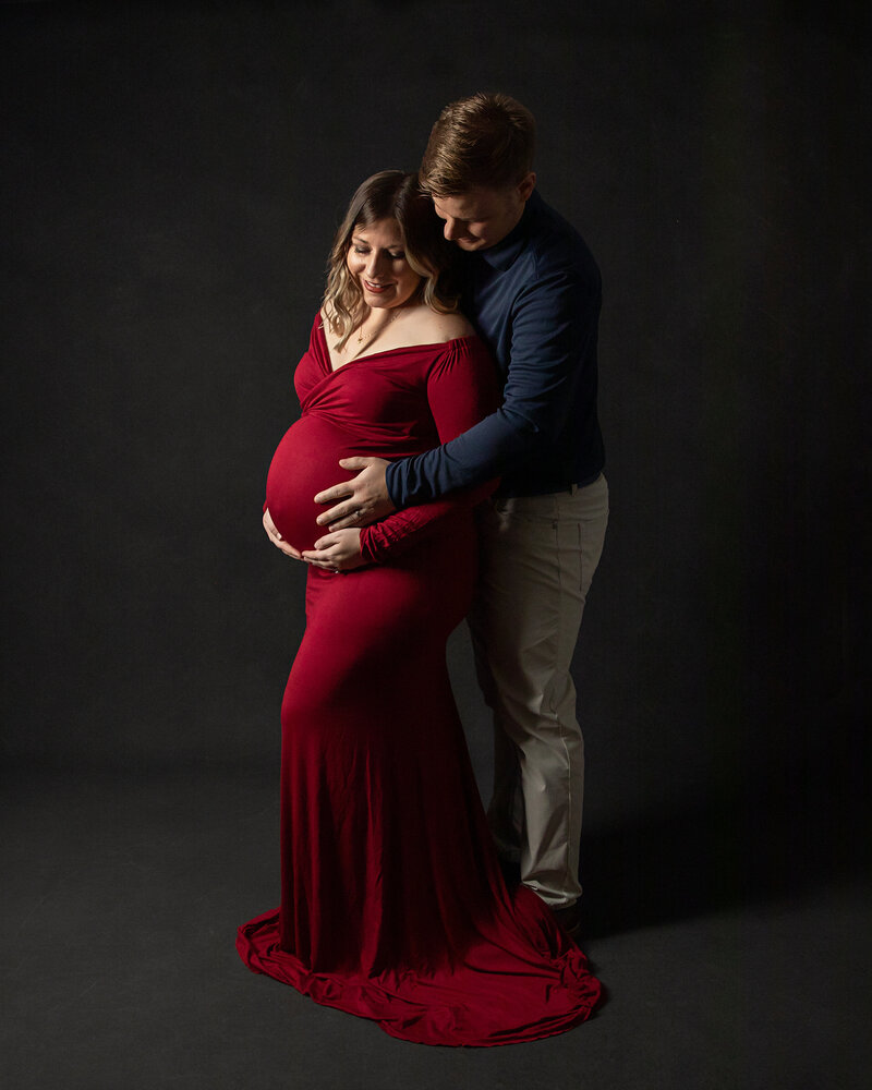 red-couples-pregnancy