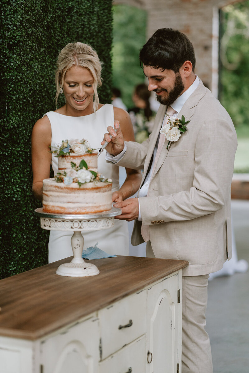 Couple cutting wedding cakr