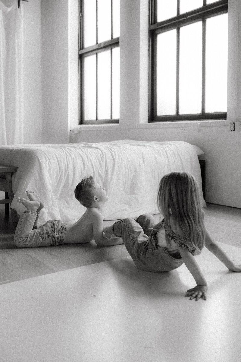 Fireshot-Studios-Candid-Motherhood-Minis-Crossroads-KC.jpg-240413-0036