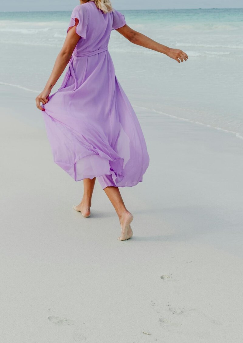 pale-violet-lady-on-beach