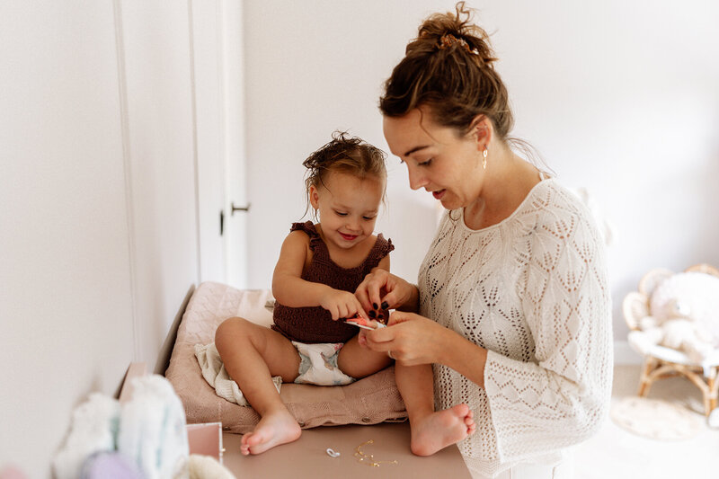 meike molenaar fotografie  mama helpt dochter met aankleden