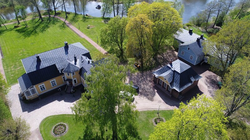 kuva pihapiiristä, jossa iso piha ja kaksi suurta rakennusta