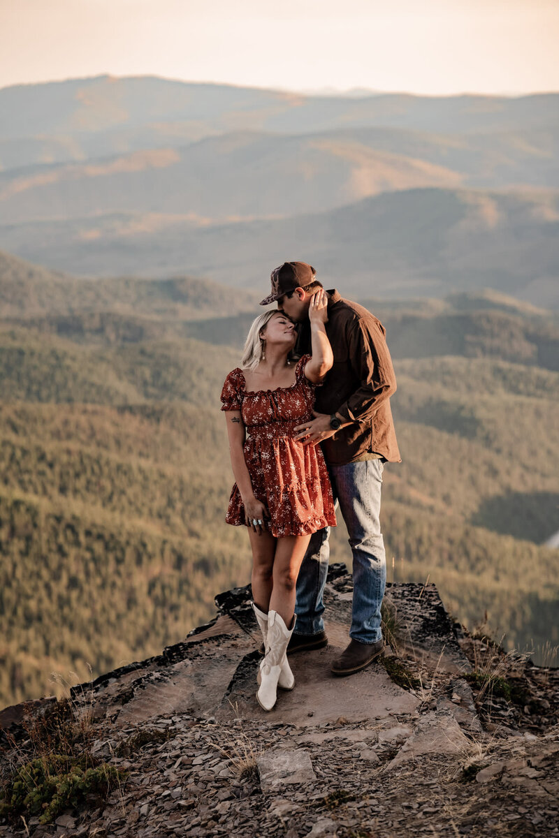 Authentic outdoor session of a couple in the PNW by Kamrynjphotography