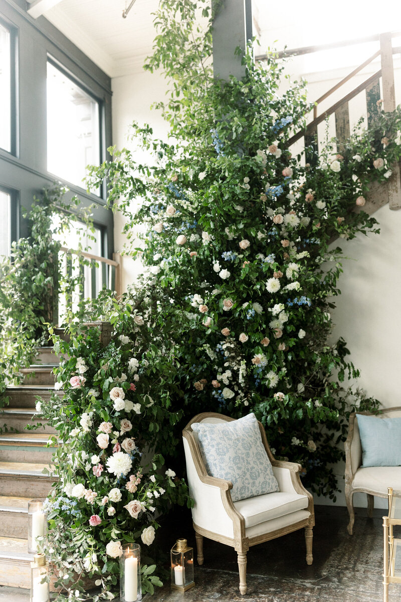 florals-staircase-wedding